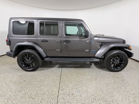 Used 2025 Jeep Wrangler Unlimited Sahara AWD/4WD image 8