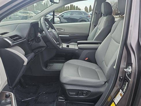 Used 2023 Toyota Sienna XLE image 11