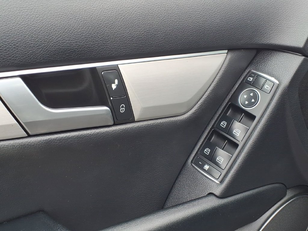 Used 2014 Mercedes-Benz C 300 4MATIC Sedan image 4