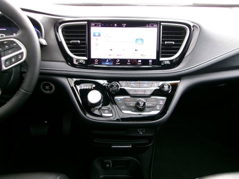 New 2026 Chrysler Pacifica Select image 15