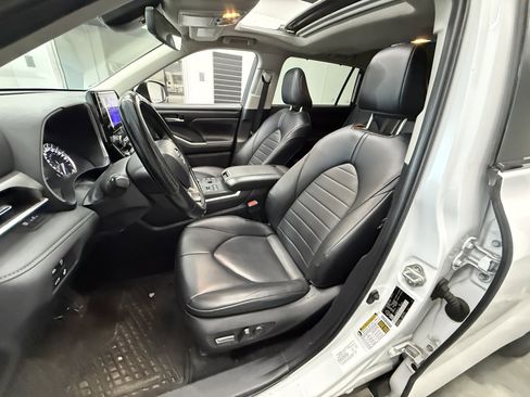 Used 2024 Toyota Highlander XLE image 10