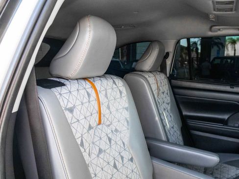 Used 2022 Toyota Highlander Bronze Edition image 19