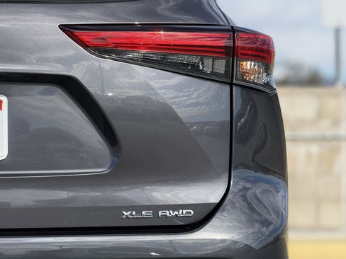 Used 2020 Toyota Highlander XLE image 12