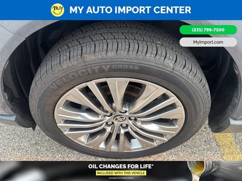 Used 2022 Toyota Venza Limited AWD/4WD image 9