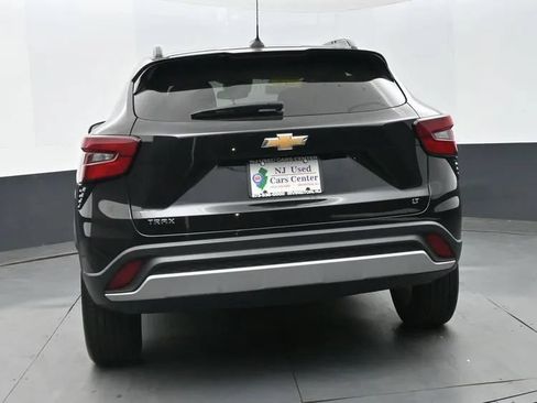 Used 2025 Chevrolet Trax LT FWD image 8