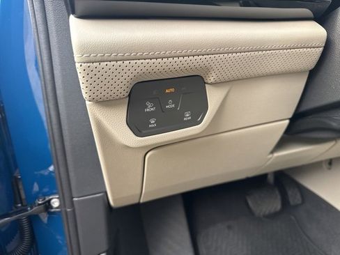 Used 2025 Volkswagen Atlas SE image 11