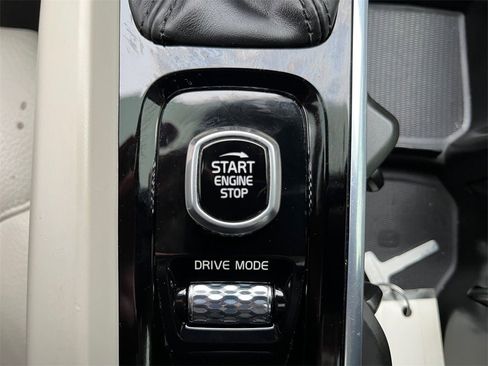 Used 2020 Volvo XC60 T5 Momentum image 23
