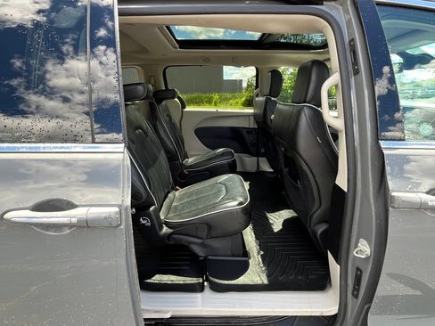 Used 2023 Chrysler Pacifica Limited FWD image 18
