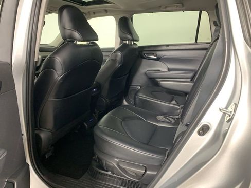 Used 2022 Toyota Highlander XLE AWD/4WD image 34