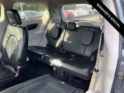 Used 2020 Chrysler Pacifica Touring-L FWD image 17