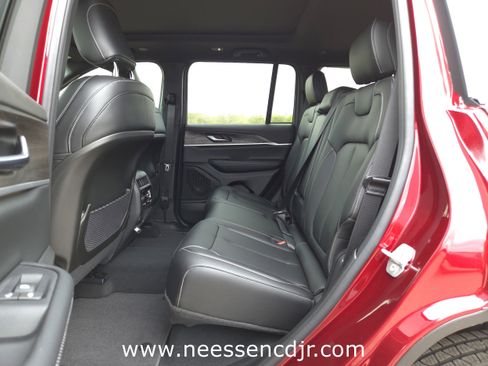 New 2025 Jeep Grand Cherokee Limited image 14