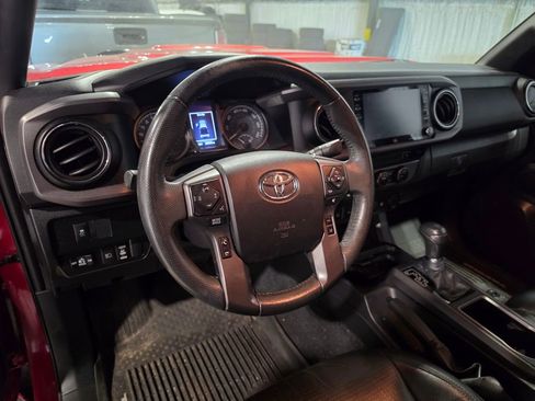 Used 2021 Toyota Tacoma TRD Sport w/ TRD Premium Sport Package AWD/4WD image 4