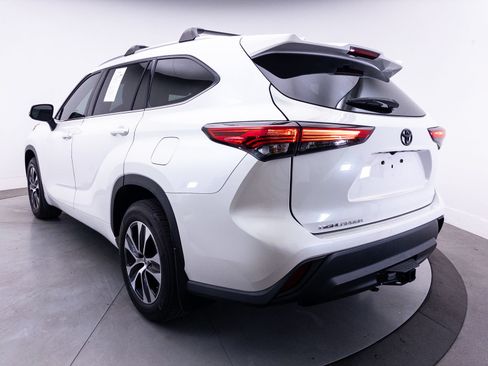 Used 2021 Toyota Highlander XLE AWD/4WD image 15