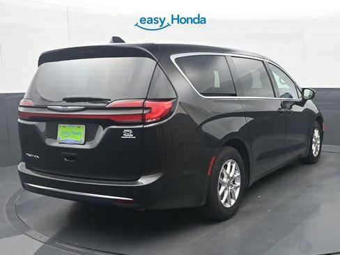 Used 2023 Chrysler Pacifica Touring-L FWD image 7