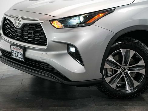 Used 2023 Toyota Highlander XLE AWD/4WD image 10