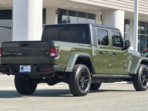 Used 2022 Jeep Gladiator Sport AWD/4WD image 4