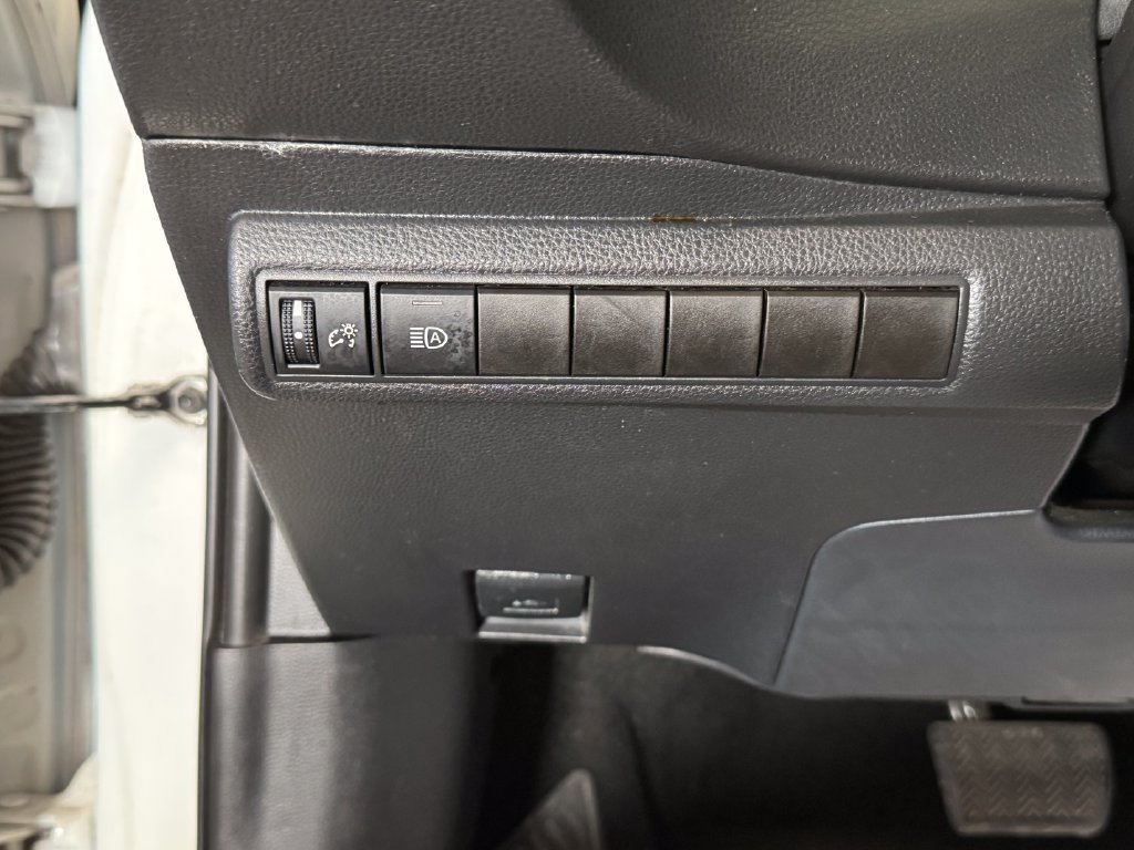 Used 2021 Toyota Corolla LE FWD image 17