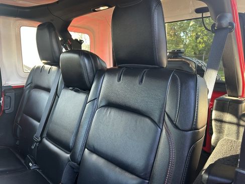 Used 2021 Jeep Wrangler Unlimited Rubicon w/ Dual Top Group image 27