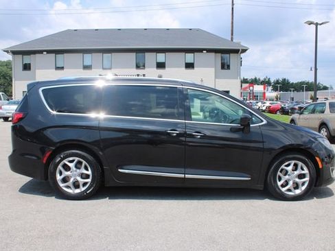 Used 2018 Chrysler Pacifica Touring-L Plus w/ Tire & Wheel Group FWD image 6