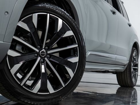 New 2026 Volvo XC90 B6 Plus w/ Protection Package Premier image 28