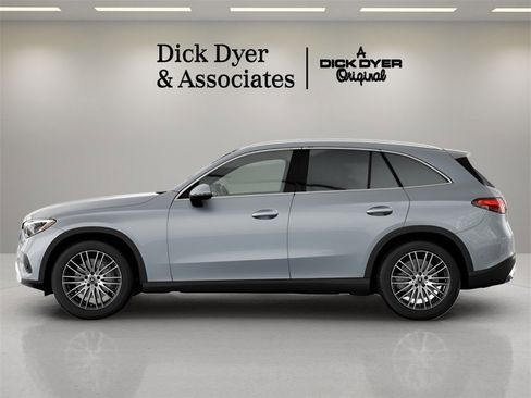 Used 2025 Mercedes-Benz GLC 300 4MATIC image 23