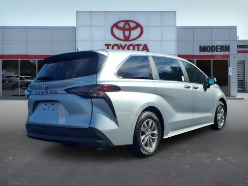 Used 2025 Toyota Sienna XLE FWD image 7