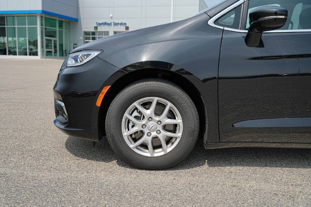 Used 2026 Chrysler Pacifica Select FWD image 12