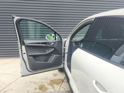 Used 2025 Porsche Macan image 6