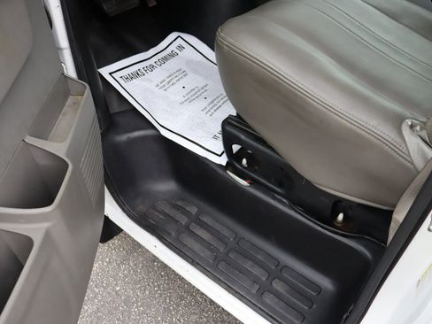 Used 2016 Chevrolet Express 3500 Extended Van 3D image 9