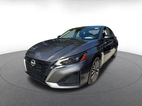 Used 2025 Nissan Altima 2.5 SV FWD image 8