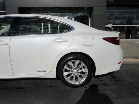 Used 2013 Lexus ES 300h w/ Luxury Pkg FWD image 4