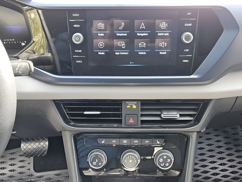 Used 2023 Volkswagen Taos SE w/ Panoramic Sunroof Package FWD image 18