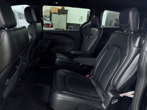 Used 2025 Chrysler Pacifica Select FWD image 18