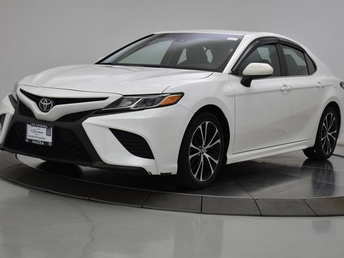 Used 2018 Toyota Camry SE FWD image 14