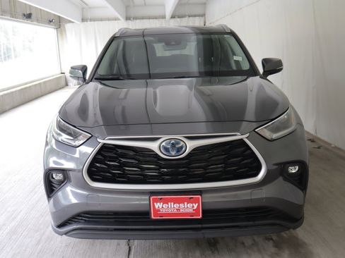 Used 2021 Toyota Highlander XLE AWD/4WD image 4