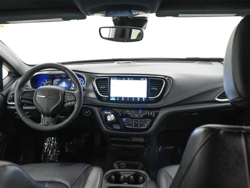 Used 2024 Chrysler Pacifica Limited FWD image 14