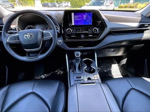 Used 2023 Toyota Highlander XLE AWD/4WD image 16