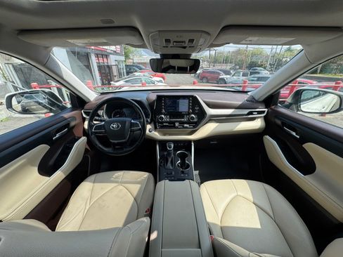 Used 2020 Toyota Highlander XLE image 46