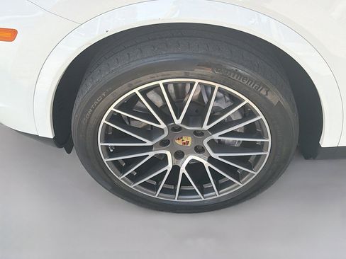 Used 2023 Porsche Cayenne Platinum Edition image 37