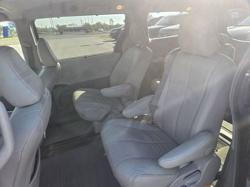 Used 2014 Toyota Sienna XLE FWD image 8