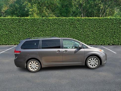 Used 2011 Toyota Sienna Limited w/ Premium Pkg FWD image 2