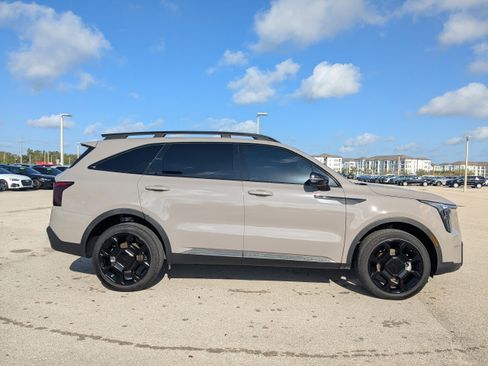 Certified 2025 Kia Sorento SX image 4