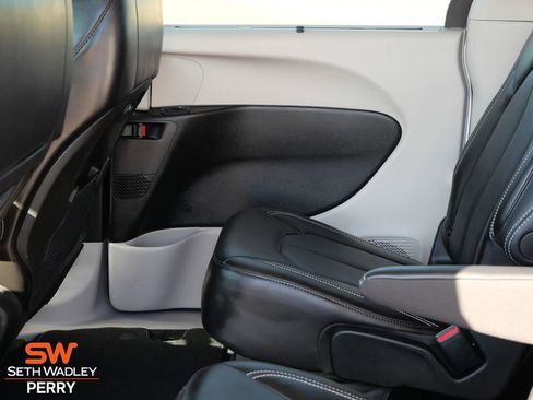 Used 2024 Chrysler Pacifica Touring-L image 13