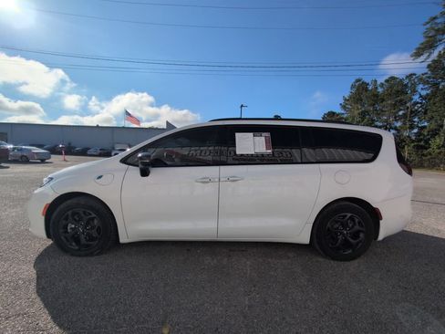 Used 2024 Chrysler Pacifica Premium FWD image 5