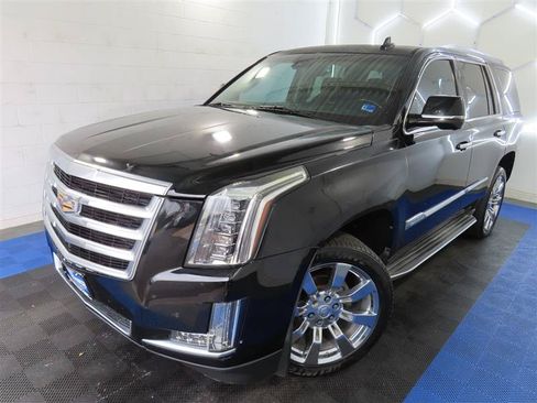 Used 2016 Cadillac Escalade Luxury RWD image 4