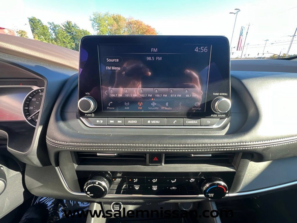Used 2023 Nissan Rogue S AWD/4WD image 11