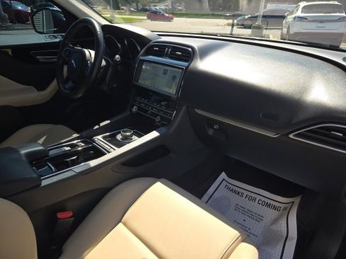 Used 2020 Jaguar F-PACE Premium image 23