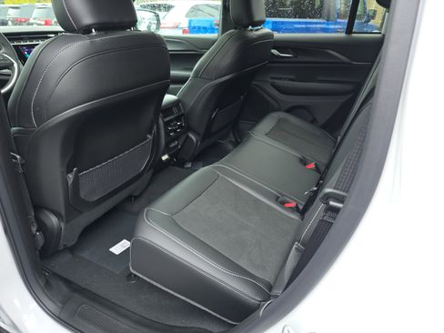 New 2025 Jeep Grand Cherokee Altitude image 15