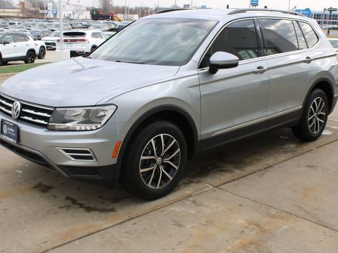 Certified 2020 Volkswagen Tiguan SE image 3