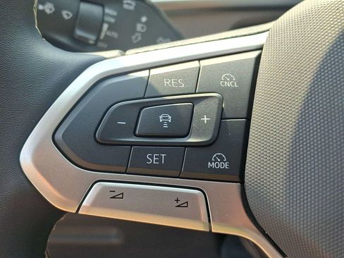 Used 2025 Volkswagen Tiguan SE AWD/4WD image 23